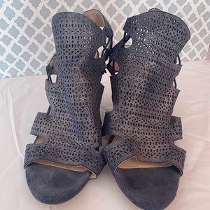 Vince Camuto Eadon Laser Cutout peep toe heel shoes Women's size 9